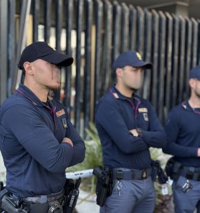 Anzio, avvicina un novantenne sul lungomare e con un'abbraccio gli strappa la collana d'oro, bloccata dalla Polizia