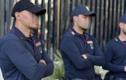 Anzio, avvicina un novantenne sul lungomare e con un'abbraccio gli strappa la collana d'oro, bloccata dalla Polizia
