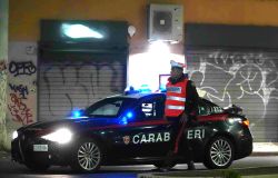 Roma, tenta di forzare la serranda di un'osteria, messo in fuga dal sistema d'allarme, arrestato