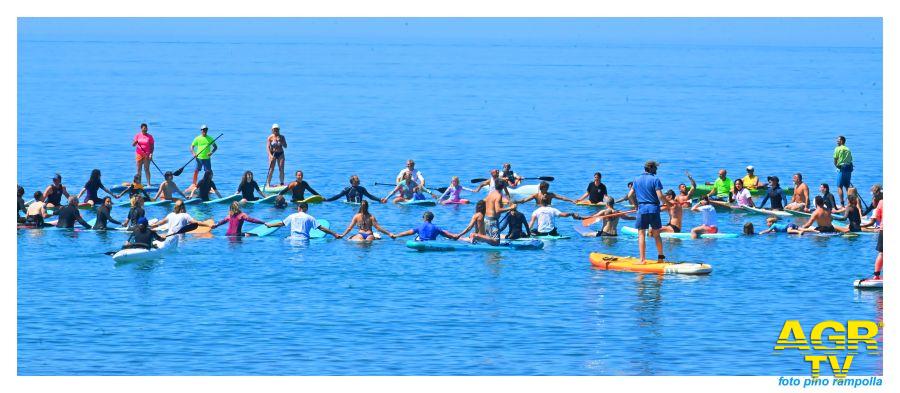 Paddle out il cerchio dei surfisti al pontile ph credit Pino Rampolla Paddle out il cerchio dei surfisti al pontile ph credit Pino Rampolla