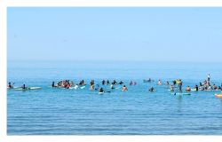 La protesta dei surfisti ed appassionati di paddle al pontile ph credit Pino Rampolla