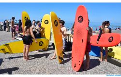 La protesta dei surfisti ed appassionati di paddle al pontile ph credit Pino Rampolla