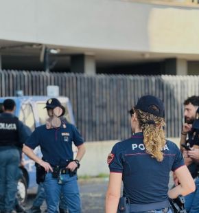 Roma, svegliati nel cuore della notte dall'allarme elettronico, 4 poliziotti liberi dal servizio, arrestano tre ladri nel condominio