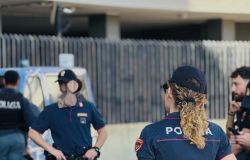 Roma, svegliati nel cuore della notte dall'allarme elettronico, 4 poliziotti liberi dal servizio, arrestano tre ladri nel condominio