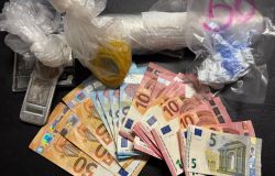 Roma, caccia ai pusher tra i lotti delle case popolari ed auto trasformate in hub, cinque in manette