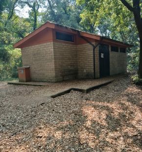 Castelfusano, bagni pubblici chiusi, in cambio arrivano i wc chimici