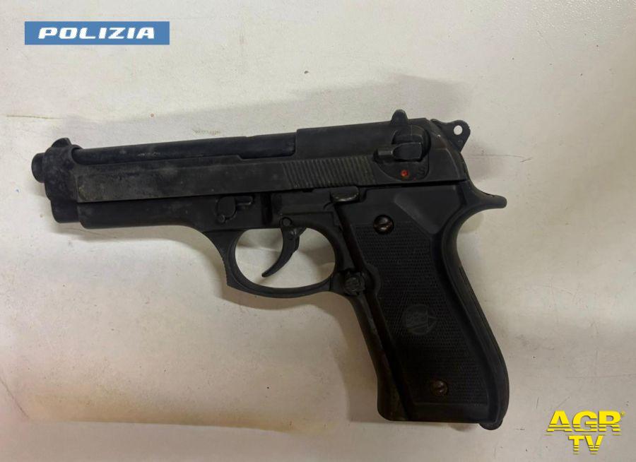 Polizia la pistola semiautomatica a salve sequestrata Polizia la pistola semiautomatica a salve sequestrata