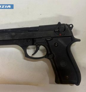 Roma Primavalle, con una pistola in pugno fa irruzione in un minimarket, bloccata dalla Polizia mentre tentava la fuga