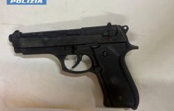 Roma Primavalle, con una pistola in pugno fa irruzione in un minimarket, bloccata dalla Polizia mentre tentava la fuga