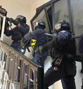 Roma, blitz dei Carabinieri, 9 persone arrestate per traffico di droga, sfruttamento della prostituzione e detenzione di armi Roma, blitz dei Carabinieri, 9 persone arrestate per traffico di droga, sfruttamento della prostituzione e detenzione di armi