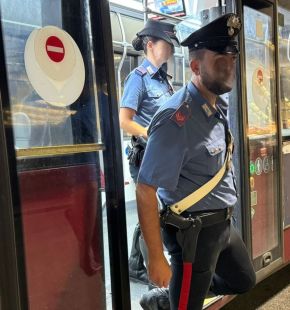 Roma, guarda insistentemente una ragazza, lei gli dice di smetterla e la colpisce con un pugno, denunciato