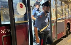 Roma, guarda insistentemente una ragazza, lei gli dice di smetterla e la colpisce con un pugno, denunciato