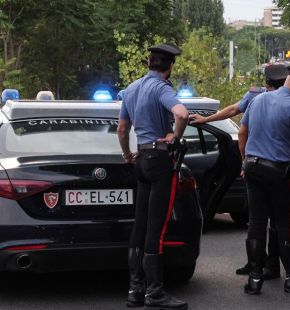 Roma, i Carabinieri salvano una giovane 21enne mentre vagava sui binari dell'alta velocità