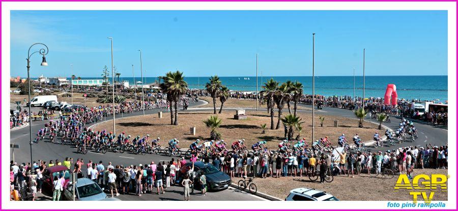 Giro d'Italia transita sul lungomare ph credit Pino Rampolla Giro d'Italia transita sul lungomare ph credit Pino Rampolla