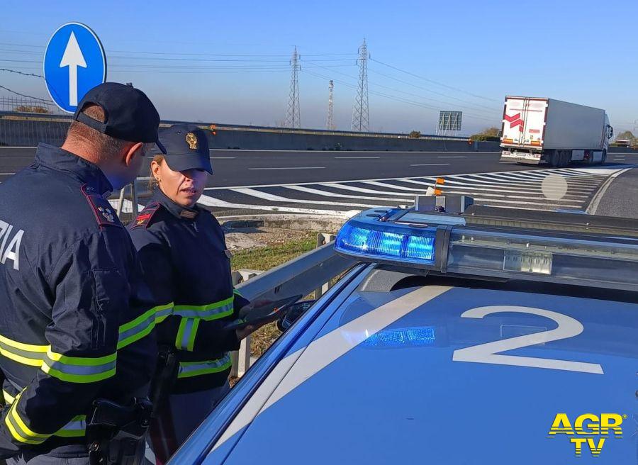 Polizia gli agenti della stradale intervenuti Polizia gli agenti della stradale intervenuti