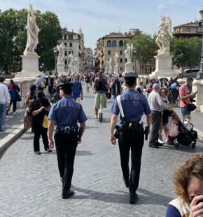 Roma, il gioco delle Tre Campanelle su ponte Sant'Angelo, diventa in rapina, cinque denunce