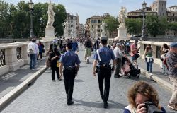 Roma, il gioco delle Tre Campanelle su ponte Sant'Angelo, diventa in rapina, cinque denunce