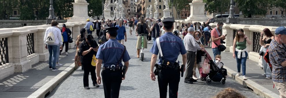 Roma, il gioco delle Tre Campanelle su ponte Sant'Angelo, diventa in rapina, cinque denunce