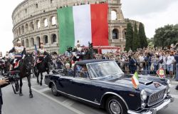 Mattarella verso la tribuna per assistere alla parata militare foto Presidenza della Repubblica
