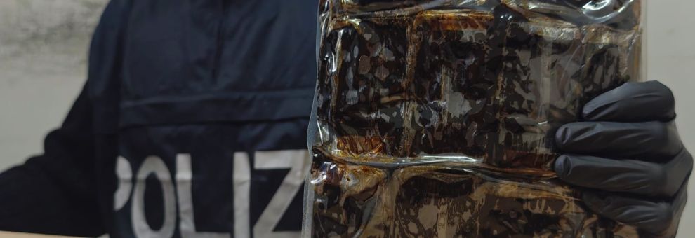 Roma, una perdita d'acqua fa scoprire un supermarket della droga, in manette 40enne, sequestrati 27 kg. di droga
