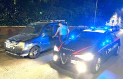 Roma, assalto al Fiat Doblò parcheggiato all'Esquilino, doppio intervento dei Carabinieri nella notte, 2 arresti e 2 denunce
