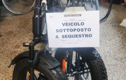 E-bike irregolari, blitz della Polizia Municipale in un negozio: scattate sanzioni e sequestri