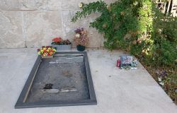 Verano, denuncia dell'AMA, danneggiata e rubata la lapide della tomba di Gigi Proietti