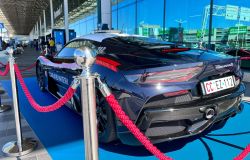 CP_AEROPORTI_-_La_Maserati_MCPURA_in_esposizione_presso_il_Terminal_1_dell'aeroporto_di_Fiumicino_(1)
