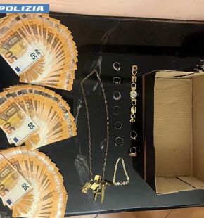 Roma, anziano costretto ad una maratona telefonica di 12 ore per svuotargli il conto, due arresti Roma, anziano costretto ad una maratona telefonica di 12 ore per svuotargli il conto, due arresti