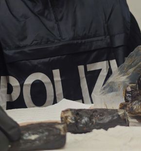 Roma, inseguimenti notturni ed improvvisi blitz, in manette 6 pusher arrestati tra il centro città e la periferia Roma, inseguimenti notturni ed improvvisi blitz, in manette 6 pusher arrestati tra il centro città e la periferia