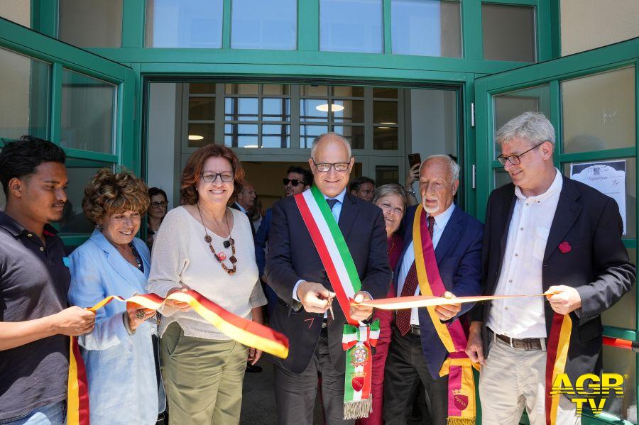 inaugurazione Stazione di Posta, Gualtieri, Falconi e Funari al taglio del nastro foto da comunicato inaugurazione Stazione di Posta, Gualtieri, Falconi e Funari al taglio del nastro foto da comunicato