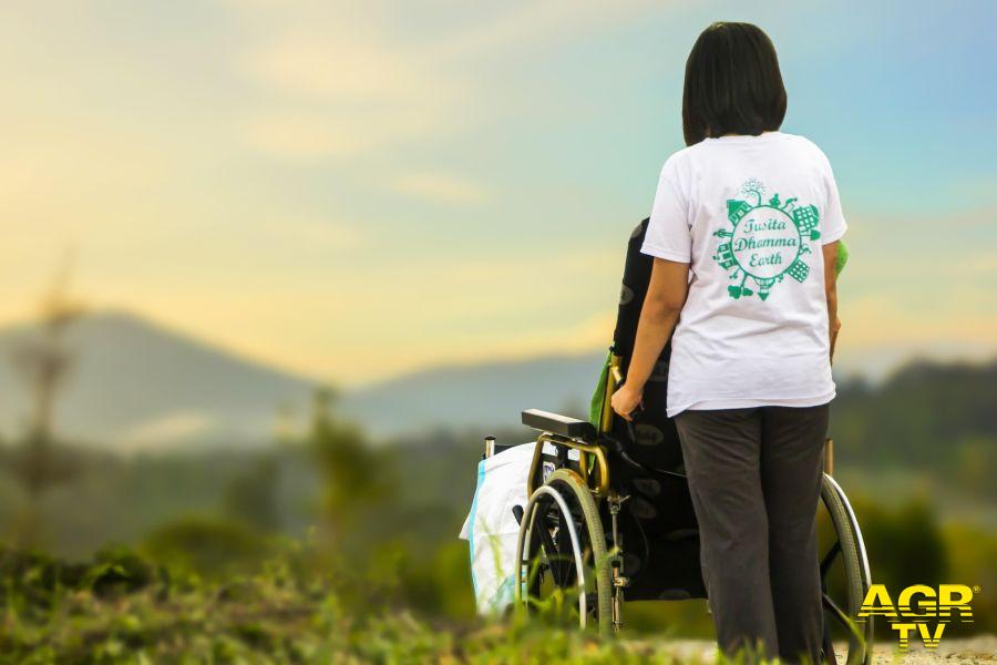 Caregiver assiste anziano foto pixabay Caregiver assiste anziano foto pixabay