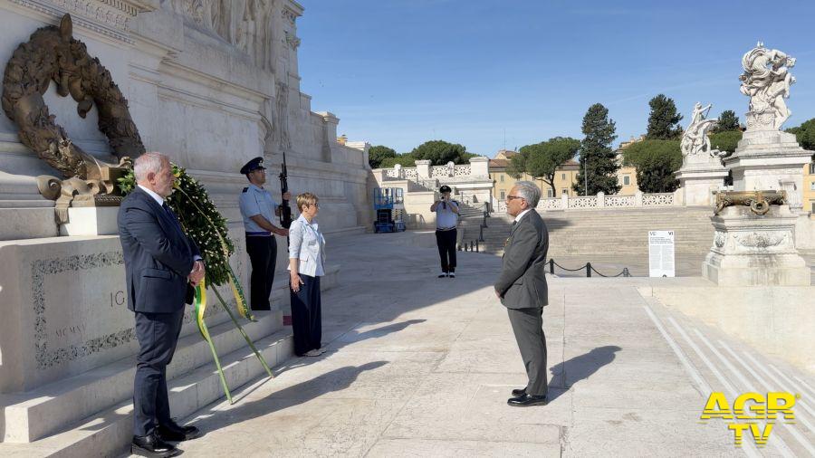 Maestri del Lavoro, deposizione di una corona d’alloro al Sacello del Milite Ignoto - Foto © AGRTV - Rita Chessa Maestri del Lavoro, deposizione di una corona d’alloro al Sacello del Milite Ignoto - Foto © AGRTV - Rita Chessa