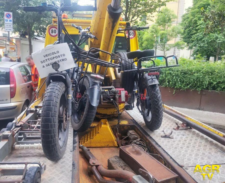 Sfrecciano a oltre 40 km/h, quattro e-bike fermate dalla Polizia Municipale di Firenze. Nel mirino anche i monopattini: 34 conducenti multati - Foto e comunicato stampa tratto da Met Sfrecciano a oltre 40 km/h, quattro e-bike fermate dalla Polizia Municipale di Firenze. Nel mirino anche i monopattini: 34 conducenti multati - Foto e comunicato stampa tratto da Met
