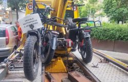 Sfrecciano a oltre 40 km/h, quattro e-bike fermate dalla Polizia Municipale di Firenze. Nel mirino anche i monopattini: 34 conducenti multati