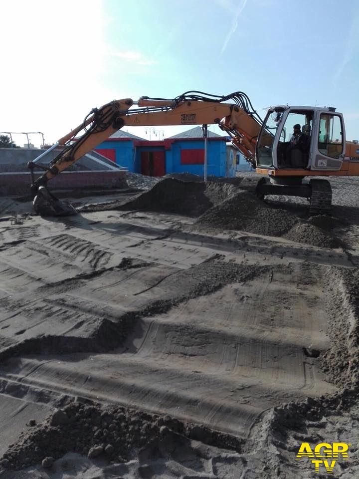 Fiumicino, operazione spiagge pulite