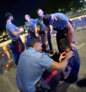 Roma, tenta il suicidio lanciandosi da ponte Garibaldi, salvato dai Carabinieri Roma, tenta il suicidio lanciandosi da ponte Garibaldi, salvato dai Carabinieri