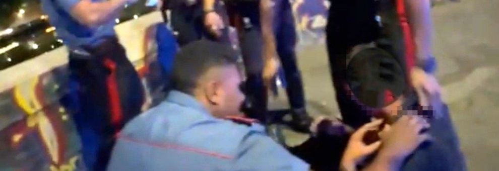 Roma, tenta il suicidio lanciandosi da ponte Garibaldi, salvato dai Carabinieri Roma, tenta il suicidio lanciandosi da ponte Garibaldi, salvato dai Carabinieri