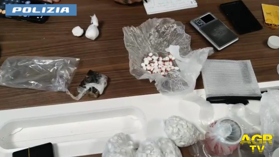 Polizia Ostia la droga sequestrata Polizia Ostia la droga sequestrata