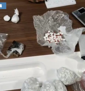 Ostia, droga nascosta in un comignolo, il pusher usava una lenza per pescare il contenitore sui tetti Ostia, droga nascosta in un comignolo, il pusher usava una lenza per pescare il contenitore sui tetti