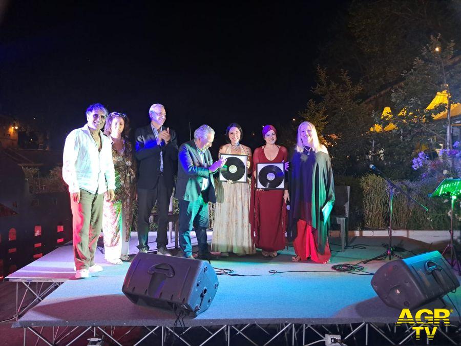 Vinile d'argento la consegna del primo e secondo premio foto Gimigliano Vinile d'argento la consegna del primo e secondo premio foto Gimigliano
