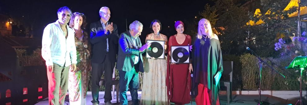 Il Vinile d'Argento, la musica riparte dai giovani talenti: successo a Roma per la finale del festival diretto da Vince Tempera Il Vinile d'Argento, la musica riparte dai giovani talenti: successo a Roma per la finale del festival diretto da Vince Tempera