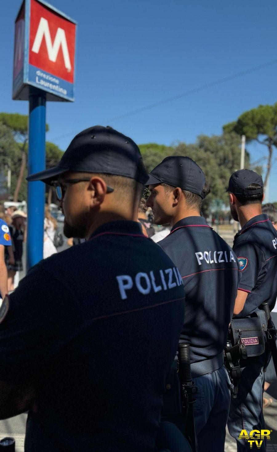 Polizia in azione sulla metropolitana Polizia in azione sulla metropolitana