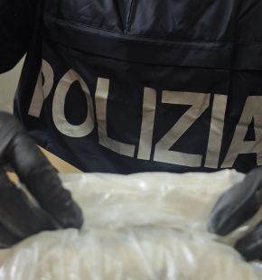 Operazione antidroga della Polizia, tra droga nascosta nelle abitazioni e vendita al dettaglio, 7 pusher in manette