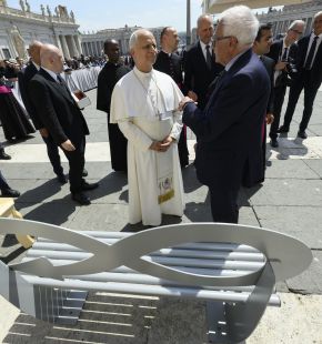 Roma, in Vaticano la panchina in acciaio riciclato 100%