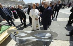 Roma, in Vaticano la panchina in acciaio riciclato 100%
