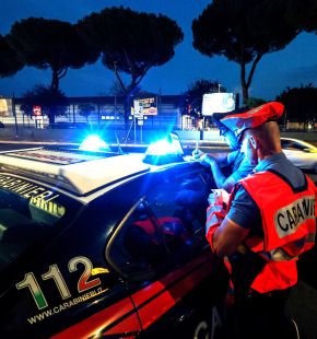 Roma, metro San Paolo, 29enne minaccia i passanti con un coltello e aggredisce i Carabinieri, arrestato
