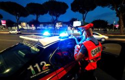 Roma, metro San Paolo, 29enne minaccia i passanti con un coltello e aggredisce i Carabinieri, arrestato