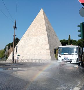 Ondate di calore, l'AMA intensifica le operazioni di lavaggio delle strade e cassonetti nei 15 Municipi