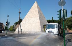 Ondate di calore, l'AMA intensifica le operazioni di lavaggio delle strade e cassonetti nei 15 Municipi